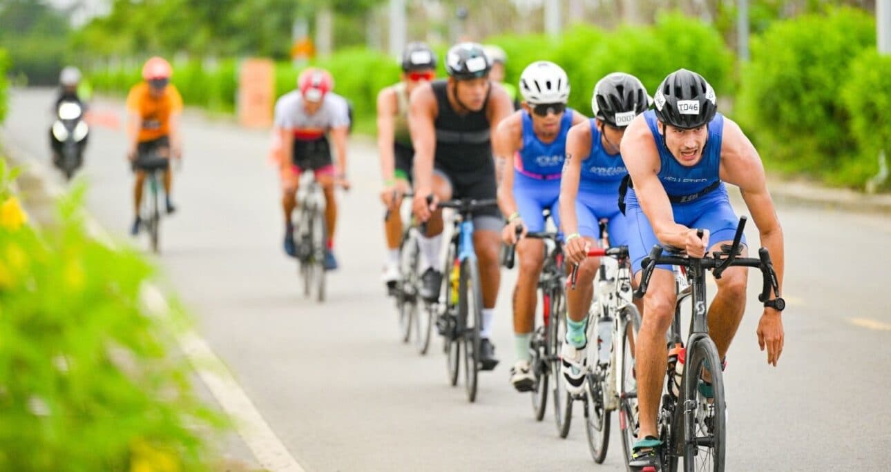 Reading the wind and arranging the fan: Conquering the wind in a long-distance race.