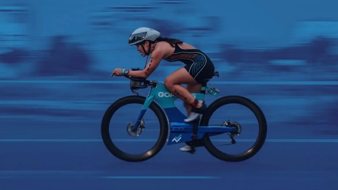 HLV Phạm Thúy Vi đạp xe tại Ironman Đà Nẵng, hình ảnh vận động viên ba môn phối hợp nữ Gopeaks đua xe đạp trên đường ven biển