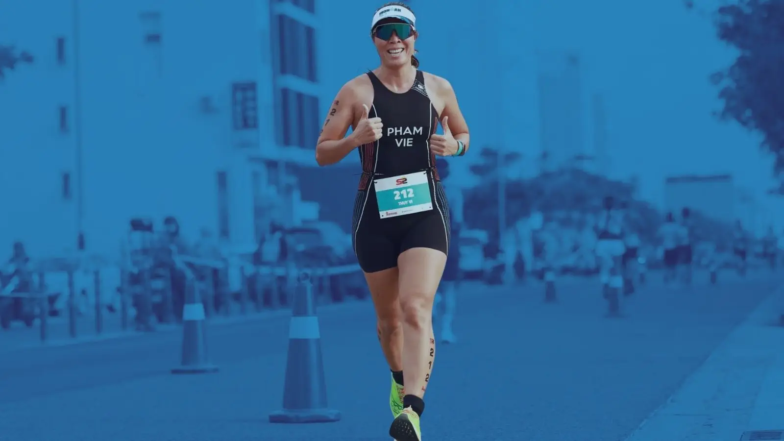 HLV Phạm Thúy Vi chạy bộ tại Ironman Đà Nẵng, hình ảnh vận động viên Gopeaks hoàn thành chặng cuối ba môn phối hợp.