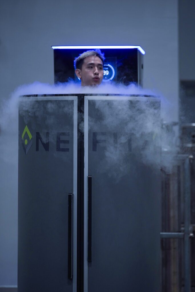 Nam vận động viên trải nghiệm liệu pháp Whole Body Cryotherapy ở -112°C, bao quanh bởi làn sương lạnh giúp giảm viêm và phục hồi cơ bắp nhanh chóng.