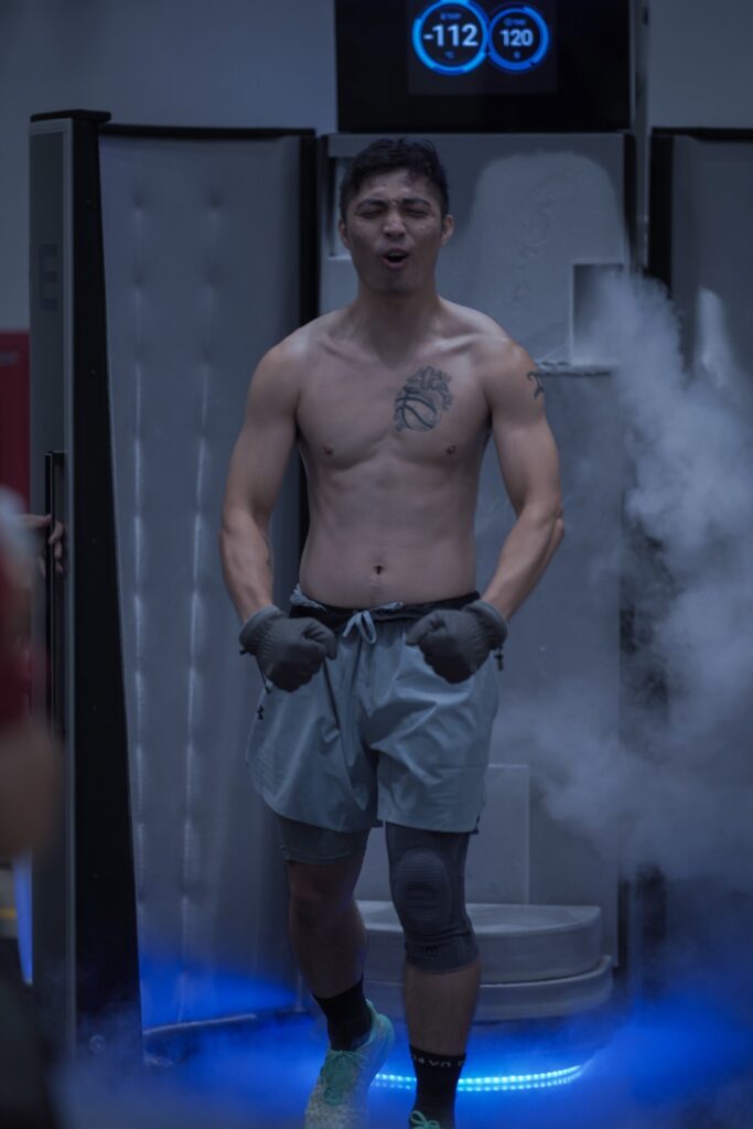 Nam vận động viên trải nghiệm liệu pháp Whole Body Cryotherapy ở -112°C giúp giảm viêm, hồi phục cơ bắp nhanh chóng sau tập luyện.
