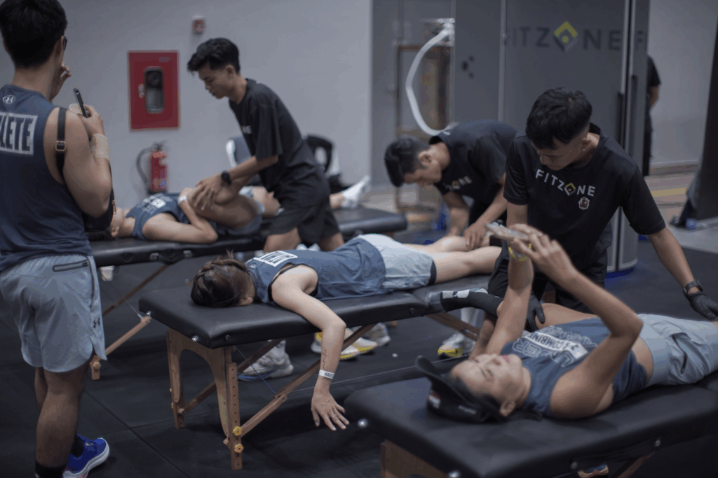 Vận động viên được massage thể thao và stretching sau thi đấu tại Fitzone.
